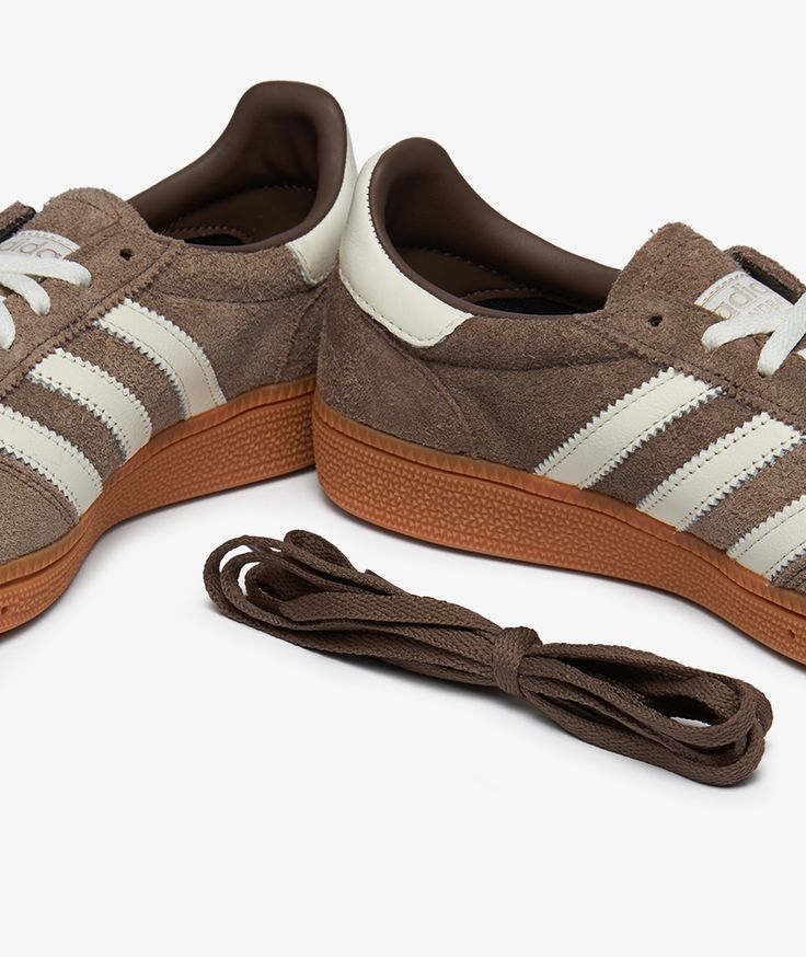 The HANDBALL SPEZIAL W model  from the brand   adidas from the  SP2024 campaign, is now available at SVD. Adidas Spezial Outfit Woman, Women's Handball, Retro Adidas, Adidas Handball Spezial, Adidas Handball, Adidas Samba Og, Baskets Adidas, Adidas Sneakers Women, Adidas Spezial