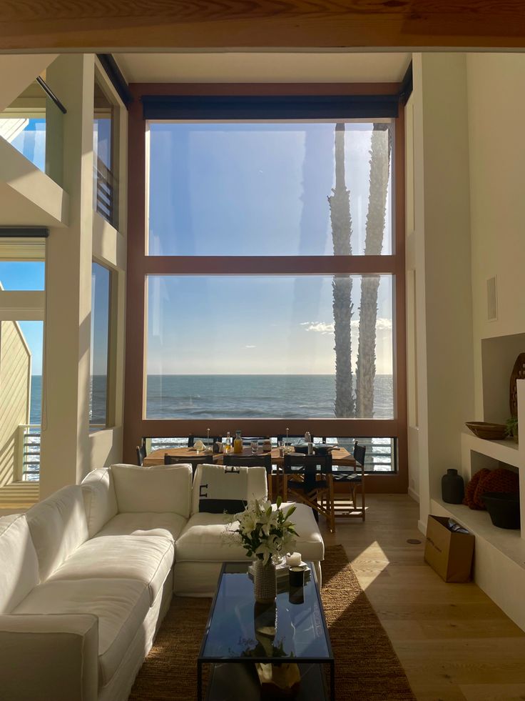 beach palm tree house Home By The Beach Aesthetic, Beachside Apartment, Beach Loft, Modern Malibu Beach House, House In Beach, Malibu Homes Exterior, Malibu Apartment, Apartment By The Beach, Malibu House Aesthetic