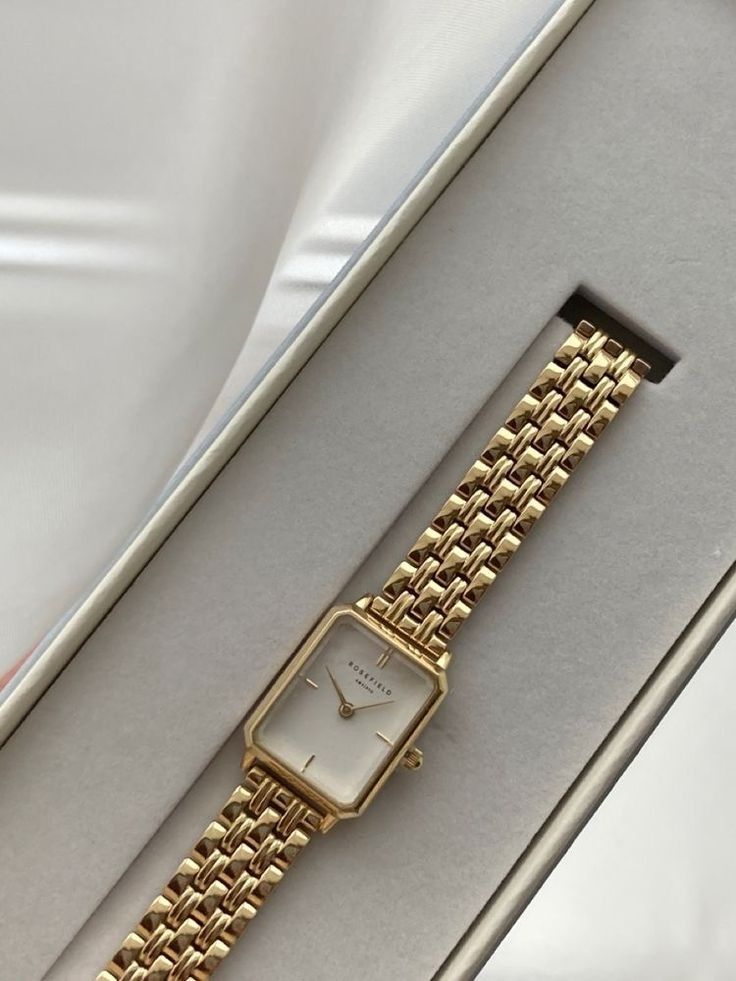 Wrist Watch And Bracelets, Gold Classy Bracelet, Casual Accessories Jewelry, Gold Watch For Ladies, Aesthetic Watch For Women, Luxury Woman Watch, Stainless Steel Rings Womens, Gold Feminine Watch, Luxury Watch Women