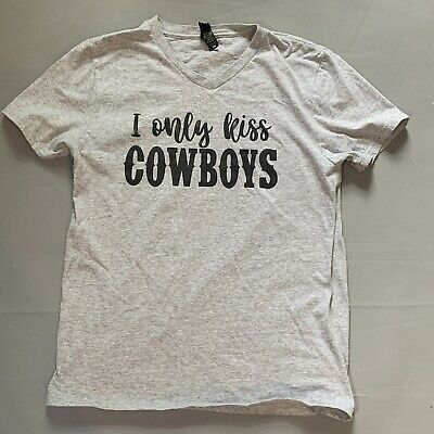 I Only Kiss Cowboys Tee Tshirt V-neck Short Sleeve Gray Size Small | eBay Cowboy Valentines, Rodeo Style, Neat Clothes, Western Outfit, Black Sweatpants, Concert Tees, Red Shorts, Basic Outfits, Drawstring Pants