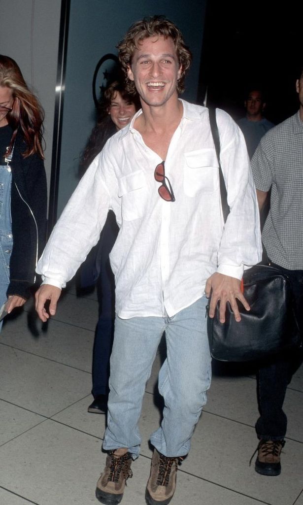 #style #alrightalrightalright 90s Airport Style Men, 90s Celebrity Fashion Men, 90s Men Street Style, 90s Mens Aesthetic, Matthew Mcconaughey Outfit, 90s Airport Fashion, 90s Sitcom Fashion Men, Mens 90s Style, 90s Mens Fashion Summer