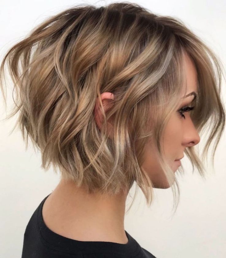 Wavy Bronde Bob For Fine Hair Angled Bob Haircuts, Blond Balayage, Latest Short Haircuts, Wavy Bob Hairstyles, Bob Hairstyles For Fine Hair, Short Layered Haircuts, Short Bob Haircuts, Short Hairstyle, Haircuts For Fine Hair