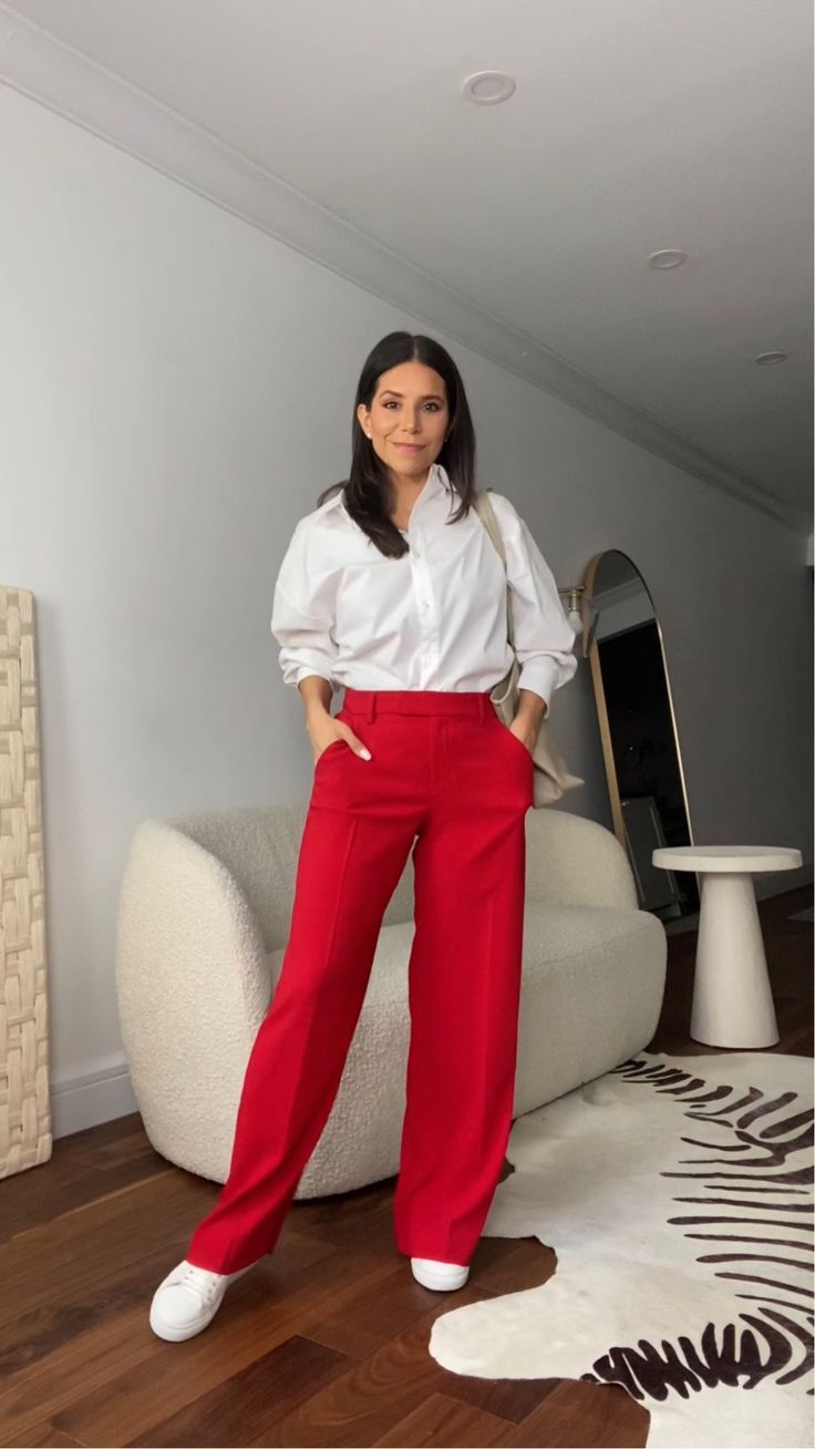 Outfit Pantalon Rojo, Dresses With Sneakers, Red Outfits For Women, Red Pants Outfit, Red And White Outfits, Red Dress Pants, Style Bleu, Classy Outfits For Women, Stylish Work Attire