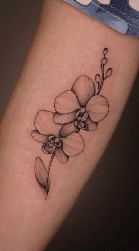 a black and white flower tattoo on the leg