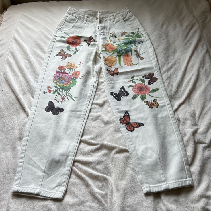 White Jeans Size Small Nwot Printed Floral Front Spring White Floral Print Bottoms, Trendy White Floral Print Bottoms, Jean Painting, Jean Ideas, Shein Jeans, Fun Crafts To Do, Visible Mending, Jeans White, Jeans Color