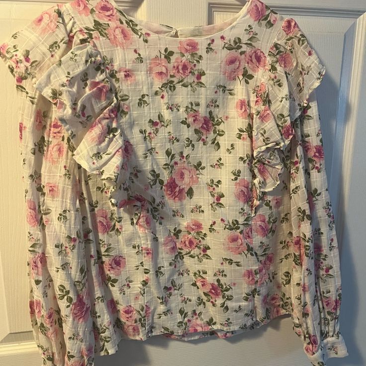 Floral Top. Never Worn. Cute Pink Blouse For Spring, Cute Pink Spring Blouse, Pink Rose Print Blouse For Spring, Casual Pink Rose Print Blouse, Casual Pink Blouse With Rose Print, Floral Top, Floral Tops, Top Blouse, Blouses