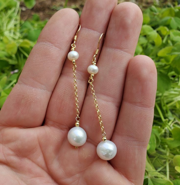 "★ Trace chain dangle pearl earrings, handmade in solid sterling silver which is plated with 24 k gold and natural, white freshwater pearl. ★ Overall length: 6.5 cm ( 2.55\" ) Chain length: 3.2 cm ( 1.26\" ) Pearl diameter: 1 & 0.6 cm ( 0.39 & 0.23\" ) ★ Matching necklace displayed on the last photo is available in the shop here: https://www.etsy.com/listing/1396167376/24k-gold-plated-dainty-chain-necklace ★These earrings are made in solid sterling silver, plated with 24 k gold. For your selecti Dangle Chain Earrings, How To Make Pearl Earrings, Jewellery Diy Handmade, Diy Earrings Pearl, Diy Pearl Jewelry, Diy Pearl Earrings, Handmade Jewelry Ideas, Diy Earrings Dangle, Handmade Earings