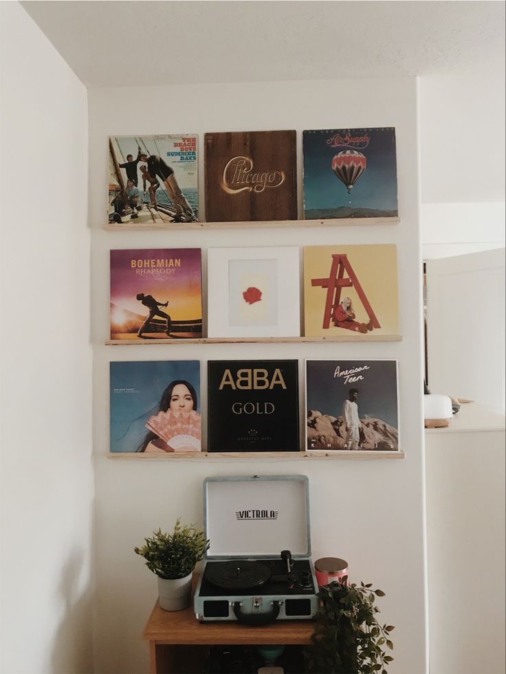 there are many books on the wall above an old typewriter