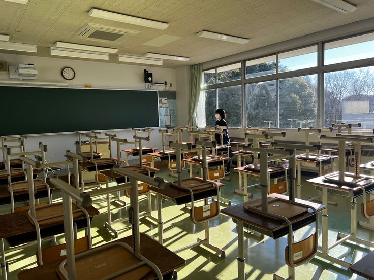 an empty classroom with desks and chairs