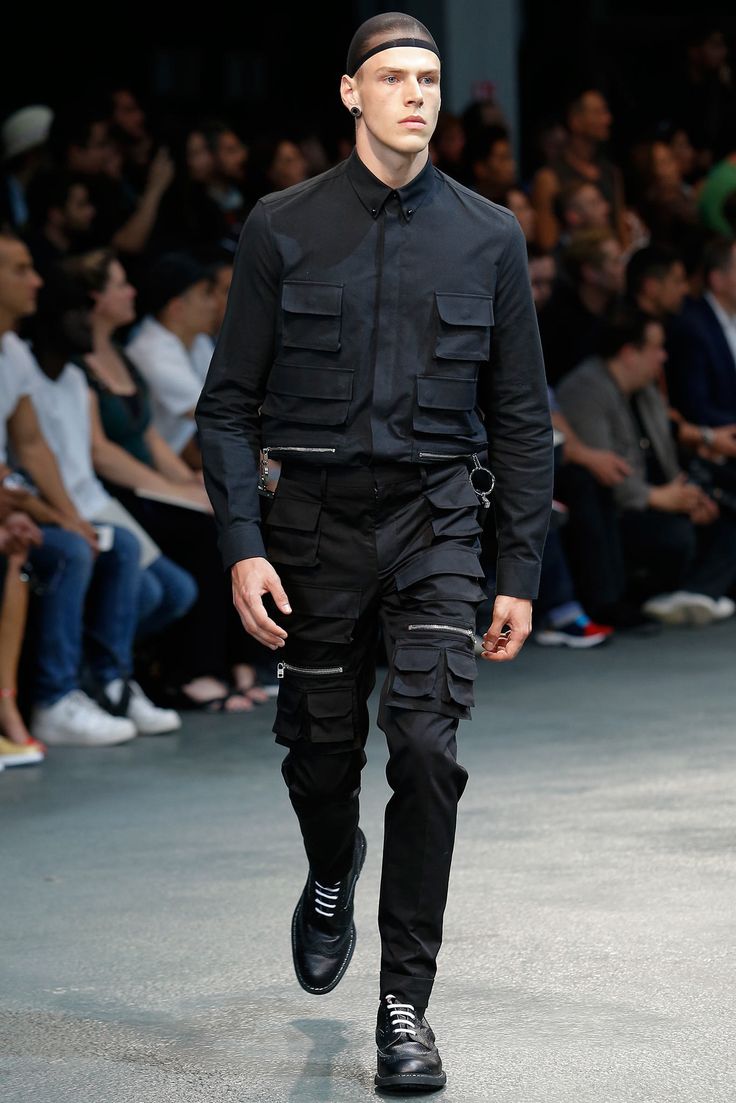 Bill Gibb, Tech Wear, Techwear Fashion, Mens Fashion Casual Winter, Mens Fashion Business, Men Fashion Show, Mens Fashion Rugged, Mens Fashion Week, Menswear Fashion Show