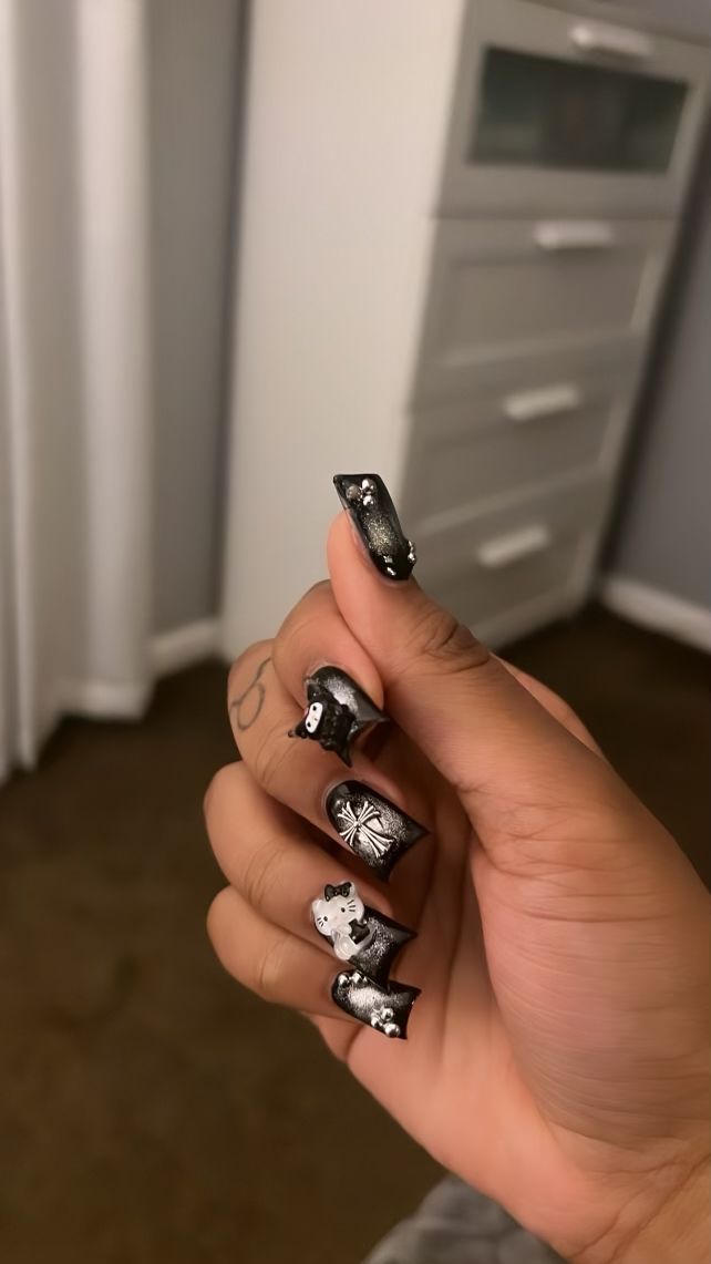 Festive Nails Winter, Red Festive Nails, Black Nails Y2k, Elegant Nails Short, Nails Simple Almond, Black Nails With Charms, Short Aesthetic Nails, Black Nails 2023, Black Junk Nails