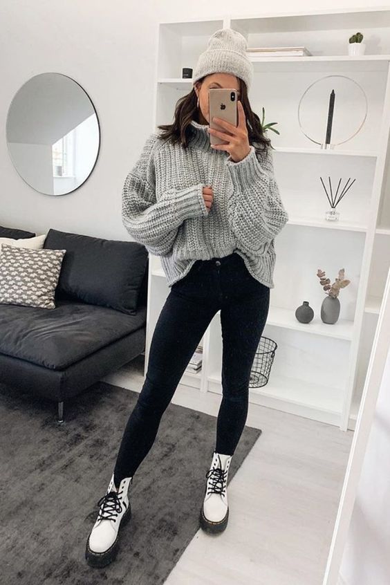 Minimal Stil, Combat Boot Outfit, White Boots Outfit, White Combat Boots, Outfit Botas, Converse Outfits, Doc Martens Outfit, Winter Outfits For School, Style Goals