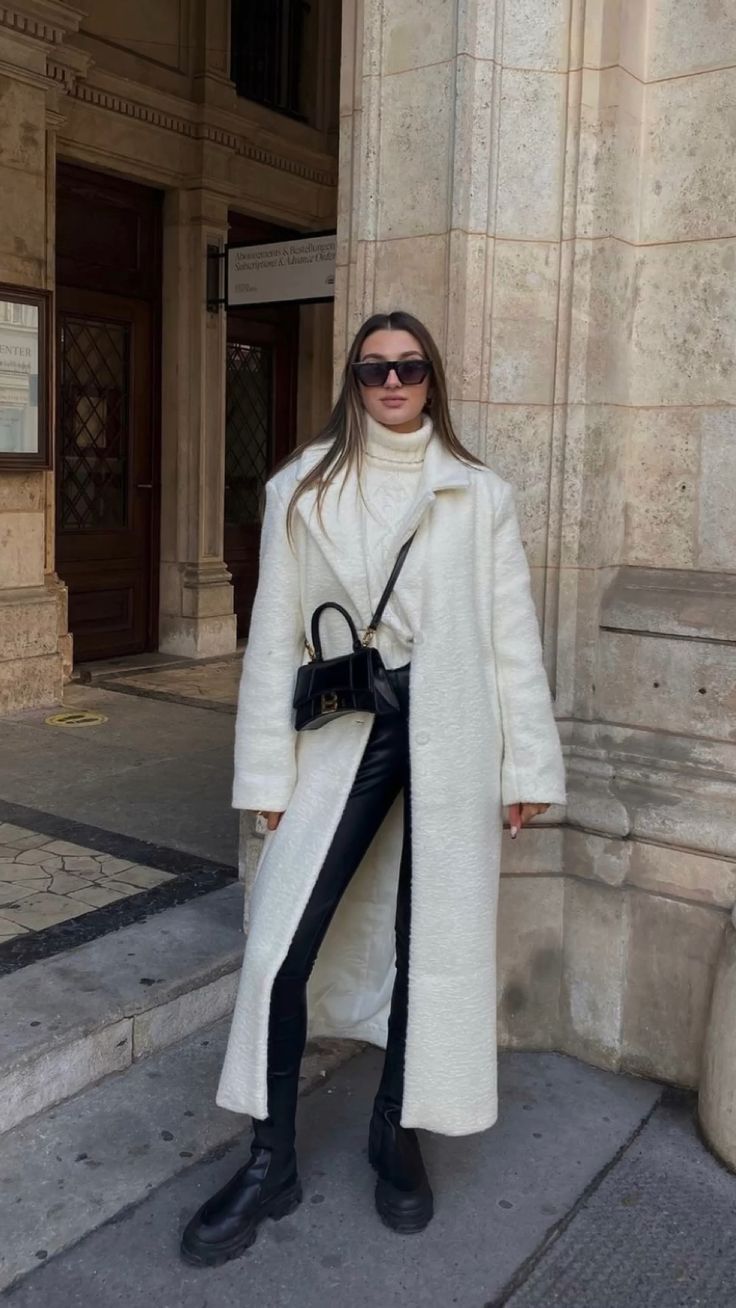 White Trench Coat Outfit, Outfit Manteau, Italy Winter Outfits, Europe Winter Outfits, Nyc Winter Outfits, December Outfits, New York Outfit, Winter Coat Outfits, Ny Outfits