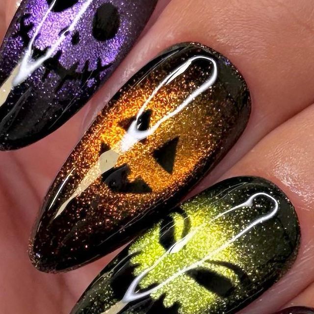 Halloween Nail Designs Cat Eye, Cat Eye Halloween Nail Art, Spooky Eyes Nails, Cat Eye Nail Halloween, Cat Eye Spider Nails, Halloween Nails Magnetic, Cat Eye Effect Nails Halloween, Halloween Magnetic Nails, Halloween Cats Eye Nails