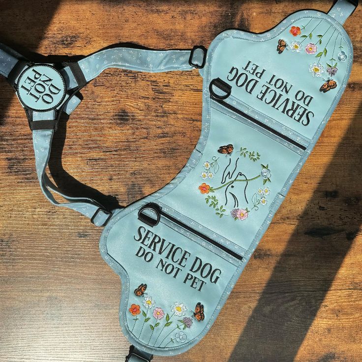 a dog harness that says service dog do not pet on the front and side of it