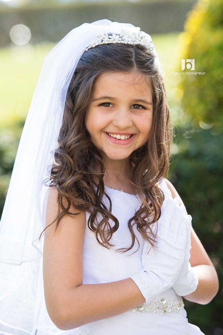 First Holy Communion Hair With Veil, 1st Communion Hairstyles Veils, Girls Communion Hairstyles, First Communion Hairstyles With Crown, 1st Communion Hairstyles, First Communion Hairstyles With Veil, First Communion Photo Ideas, Communion Cakes For Girls Ideas, Communion Hairstyles With Veil