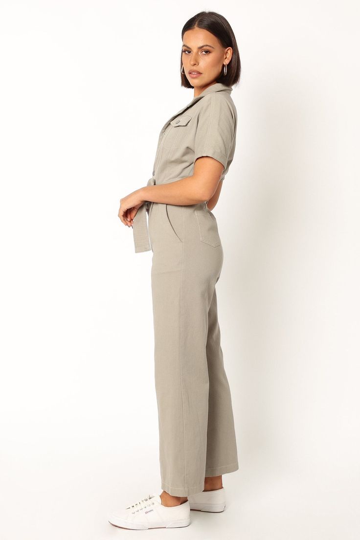 DETAILS
Introducing the perfect addition to your casual wardrobe: our Demi Jumpsuit! With its V-neckline, collared neckline and short sleeves with rolled cuffs, this jumpsuit is sure to become your new go-to. 

v neckline
collared
short sleeves with rolled cuff
functional chest pockets
functional buttons down front
belt loops
detachable waist tie
functional side pockets
functional back pockets
straight leg style
unlined

material - 100% cotton









SIZING


model is 5' 7" and wears a Size XS Green Playsuit, Satin Dresses Long, Satin Dresses Long Sleeve, Black Tie Wedding Guests, White Dress Shoes, Essential Dress, Crop Top Tees, Bridesmaid Outfit, Dresses By Length