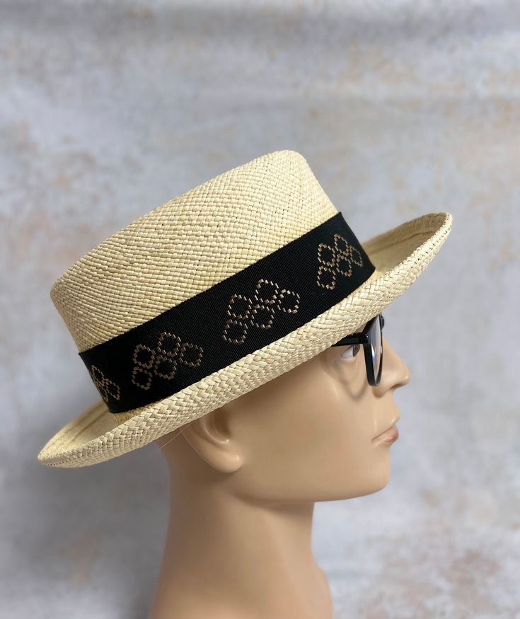 Bright Panama hat for men in size 59 in classic style with slightly whipped brim. Perfect companion on summer days as sun protection. The right care for straw hats: The material of straw hats, especially Panama hats, dries out due to the dry, warm summer climate and loses flexibility. However, you can easily prevent straw hats from drying out by occasionally spraying your straw hat lightly with a very fine atomizer or taking it into the bathroom when showering (with Panama hats) - Due to the inc Woven Toquilla Straw Fedora With Short Brim, Classic Woven Boater Hat With Curved Brim, Woven Toquilla Straw Hat Bands For Summer, Adjustable Natural Boater Hat With Short Brim, Wide Brim Woven Toquilla Straw Boater Hat, Woven Straw Panama Hat With Flat Brim, Woven Boater Hat With Curved Brim In Toquilla Straw, Curved Brim Woven Boater Hat For Kentucky Derby, Wide Brim Woven Boater Hat In Toquilla Straw