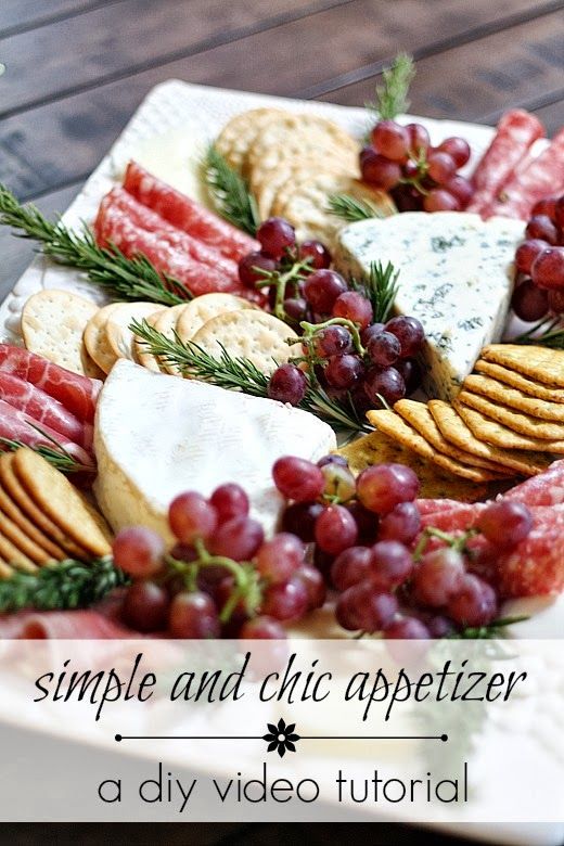 a plate with crackers, grapes and cheese on it that says simple and chic appetizer