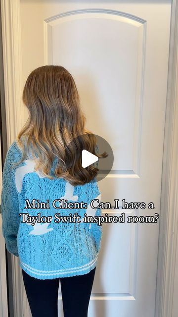 a woman standing in front of a door with her back turned to the camera and texting that reads, mini crochet can i have a taylor swift inspired mom?