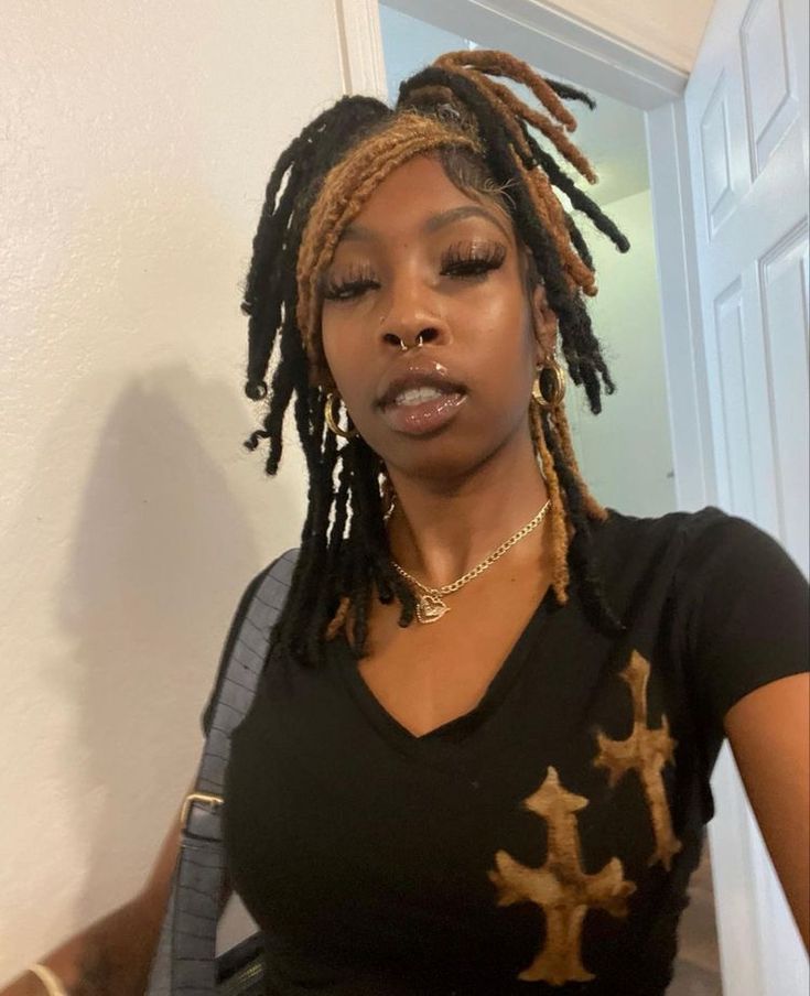 Unique Loc Hair Colors, Y2k Hairstyles Black Women Locs, Swoop With Locs, Subversive Hairstyles, Medium Length Dreadlock Styles For Women, Hair Styles Locks, Fancy Loc Styles, Side Part Loc Styles, Half Up Half Down Locs Styles