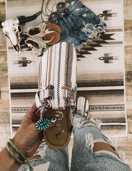 Southern Style Tattoos, Canvas Loafers Woman, Western Closet, Punchy Outfits, Vintage Clogs, Western Shoes, Mode Hippie, Looks Country, Western Style Outfits