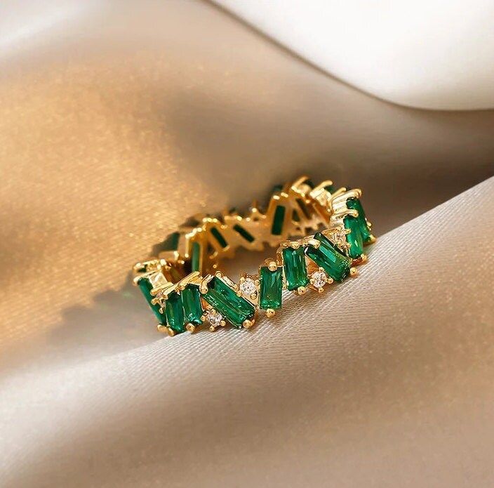 Baguette Cut Emerald Wedding Band 18k Gold Vintage Delicate Ring Green Gemstone Band Full Eternity Matching Band May Birthstone Gift For Mom ----------------------------------------------------------------------------------------------------------- ITEM DESCRIPTION : ITEM : RING METAL : 925 STERLING SILVER PLATING : ROSE GOLD / GOLD / SILVER / WHITE / YELLOW CREATION : LAB CREATED GEMSTONE : EMERALD SHAPE : BAGUETTE COLOR : GREEN BIRTHSTONE : MAY SETTING TYPE : PAVE FINISHING : SUPER FINE RING S Baguette Eternity Band, Pave Setting Ring, Emerald Wedding Band, Luxury Green, Gold Color Ring, Emerald Wedding, Goth Jewelry, Gothic Rings, Emerald Necklace