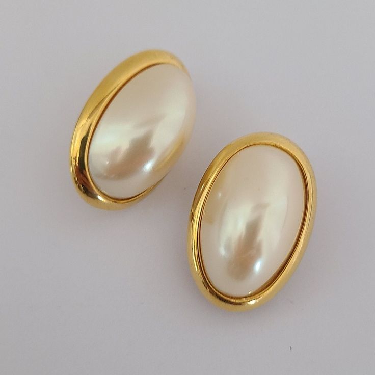 Gorgeous Vintage Richelieu Earrings Imitation Pearl Gold Metal Designer Runway Couture.  A pair of exquisite, high-quality designer clip-on earrings.  Beautiful and elegant. Faux pearls are set in a gold-tone setting. Signed Richelieu.  A classic design will brighten any outfit. For new arrivals check out the store's Instagram account https://www.instagram.com/helensjewellerybox/ All jewelry may have light scratches due to age and wear. Thank you for looking and if you have any questions please Classic Clip-on Earrings For Formal Events, Classic Clip-on Earrings For Formal Occasions, White Formal Clip-on Earrings, Elegant Oval Clip-on Earrings For Party, Classic Oval Clip-on Earrings For Wedding, Elegant Oval Clip-on Earrings For Weddings, Classic Oval Clip-on Earrings For Formal Occasions, Classic Oval Clip-on Earrings For Anniversary, Elegant Oval Clip-on Earrings For Anniversary