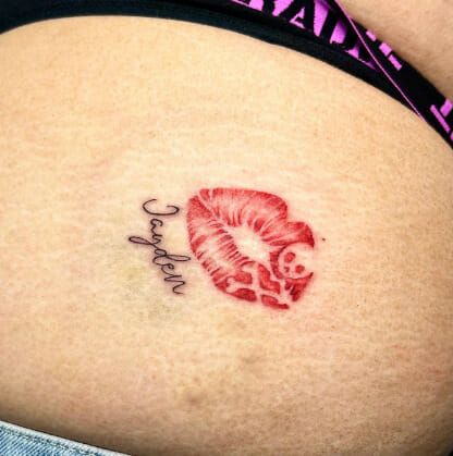 a woman's stomach with a tattoo on it that says, i love you