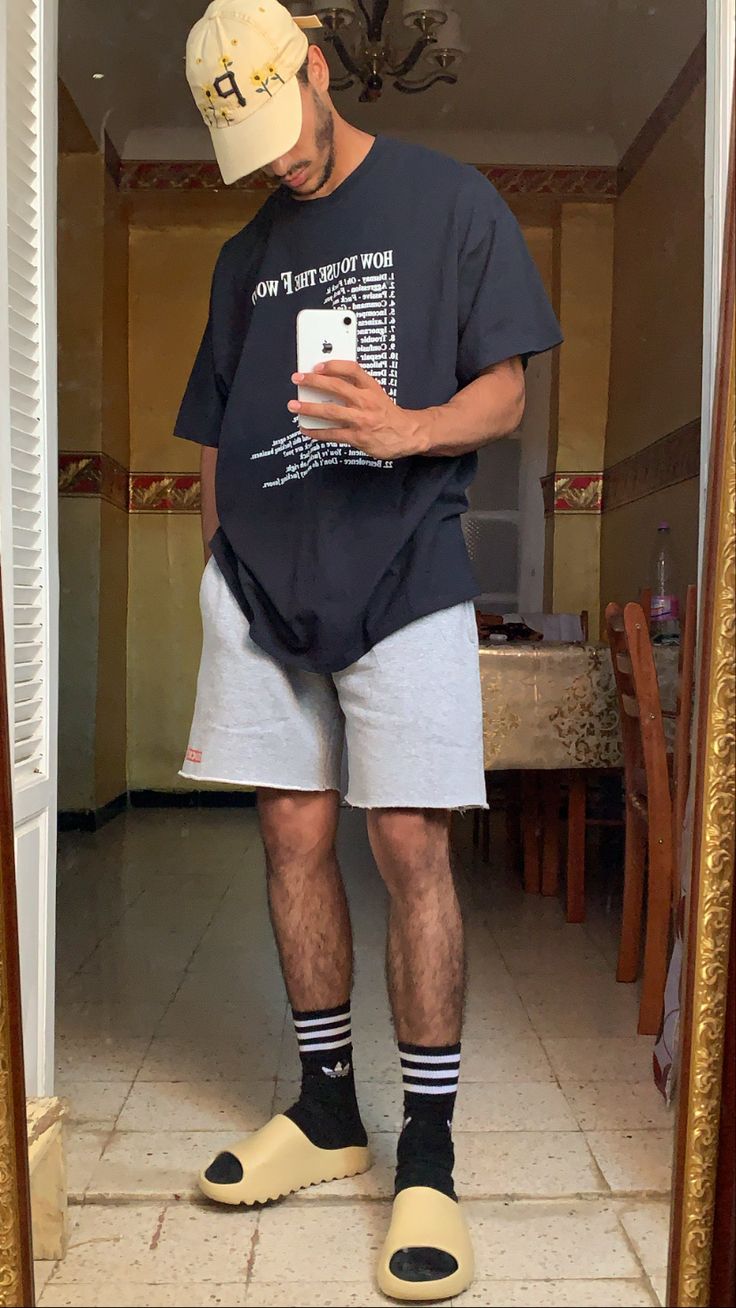 Oversized Streetwear Men, Oversize Shorts Outfit, Man Oversized Outfit, Outfits Shorts Hombre, Outfit Oversize Hombre, Shorts Outfits Men Streetwear, Mens Oversized Fashion, Oversized Outfit Men, Yeezy Slides Outfit