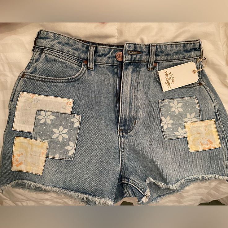 Billabong X Wrangler Women's High Rise Medium Wash Floral Showdown Patchwork Cut-Off Denim Shorts Cool Jean Shorts, Painting Denim Shorts, Jean Shorts With Patches, Patched Clothes, Clothing Flips, Custom Denim Shorts, Long Denim Shorts Outfit, Denim Shorts Outfit Ideas, Patchwork Jean Shorts