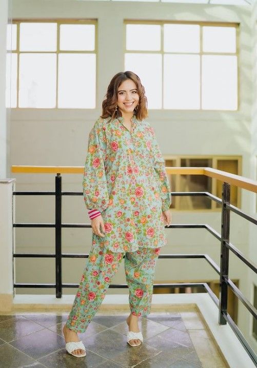 Casual Dress Pakistani, Simple Dress Casual, Dress Pakistani, Stylish Kurtis Design, Matching Separates, Trendy Shirt Designs, Pakistani Fashion Casual, Stylish Short Dresses, Pakistani Fashion Party Wear