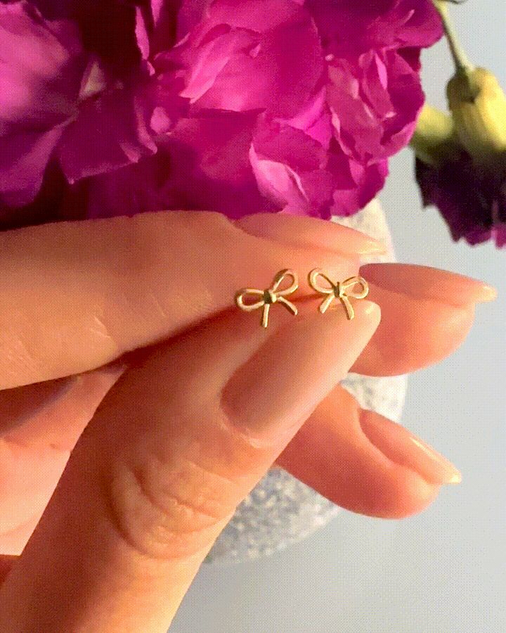 cute bow earrings Small Earings Piercings, Mini Gold Earrings, Minimal Gold Earrings Studs, Gold Cute Earrings, Tiny Studs Earrings, Gold Minimal Earrings, Bow Gold Earrings, Mini Earrings Gold, Mini Earrings Studs