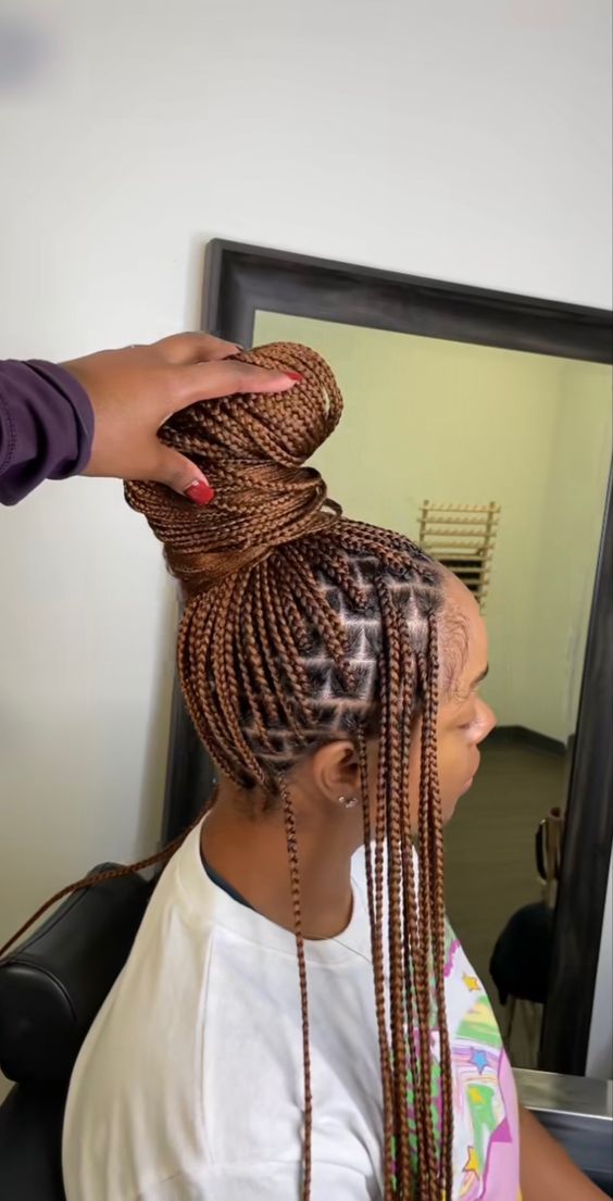 Colored Braids On Black Women, Honey Blonde Box Braids Highlights, Knotless Braided Hairstyles For Black Women, Braids Colors For Black Women, Style Medium Knotless Braids, Braids With Knots, Knotless Twist Braids Hairstyles, Knotless Braids Hairstyles With Color, Colored Braids For Black Women