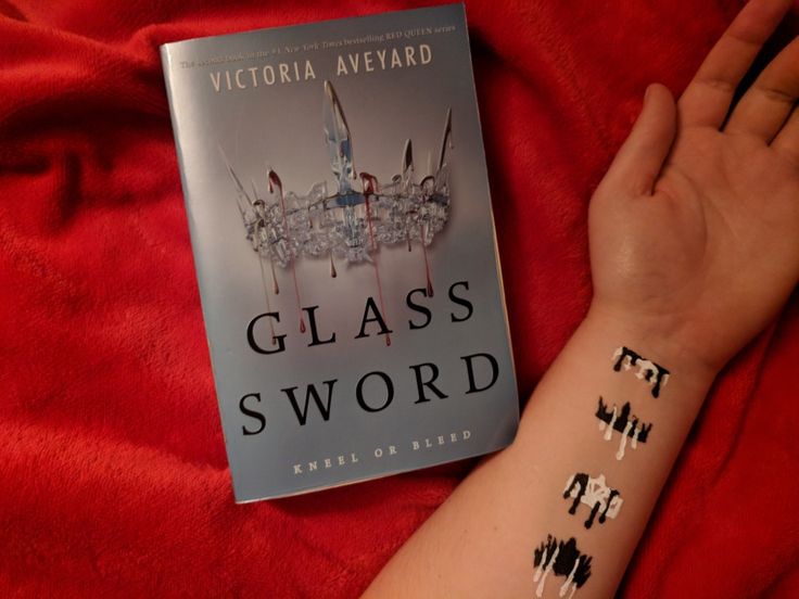 Red Queen Book Tattoo, Red Queen Tattoo Victoria Aveyard, Red Queen Tattoo, Kings Cage, Queen Tattoos, Fan Behavior, Aesthetic Queen, Book Tattoos, Red Queen Victoria Aveyard