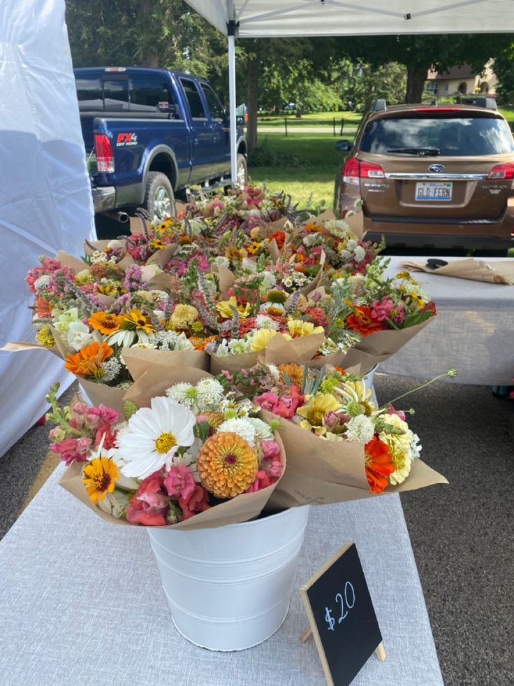 Summer farmers market flowers local aesthetic pretty Farmers Market Flowers Wedding, Farmers Market Tablescape, Farmers Market Floral Display, How To Set Up Farmers Market Table, Flower Stand Farmers Market, Farmers Market Flowers Aesthetic, Starting A Farmers Market Business, Farmers Market Display Flowers, Flowers At Farmers Market