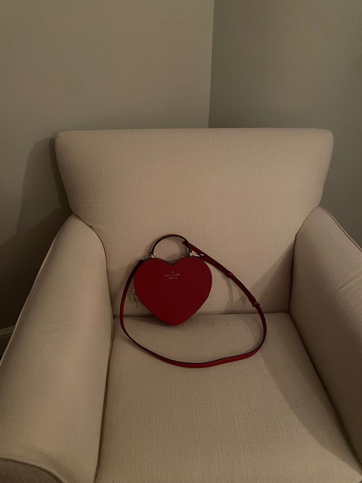 Kate Spade heart shaped box purse Heart Shape Purse, Kate Spade Heart Purse, Kate Spade Heart Bag, Heart Shape Bag, Heart Shaped Purse, Kate Spade Heart, Heart Shaped Bag, Box Purse, Heart Shape Box