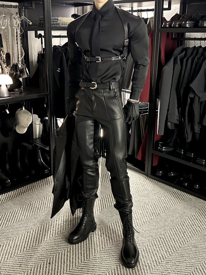 Gothic Mode, Vampire Clothes, Goth Guys, Fashion Suits For Men, Male Poses, Naha, 가을 패션, Fantasy Clothing, Edgy Outfits