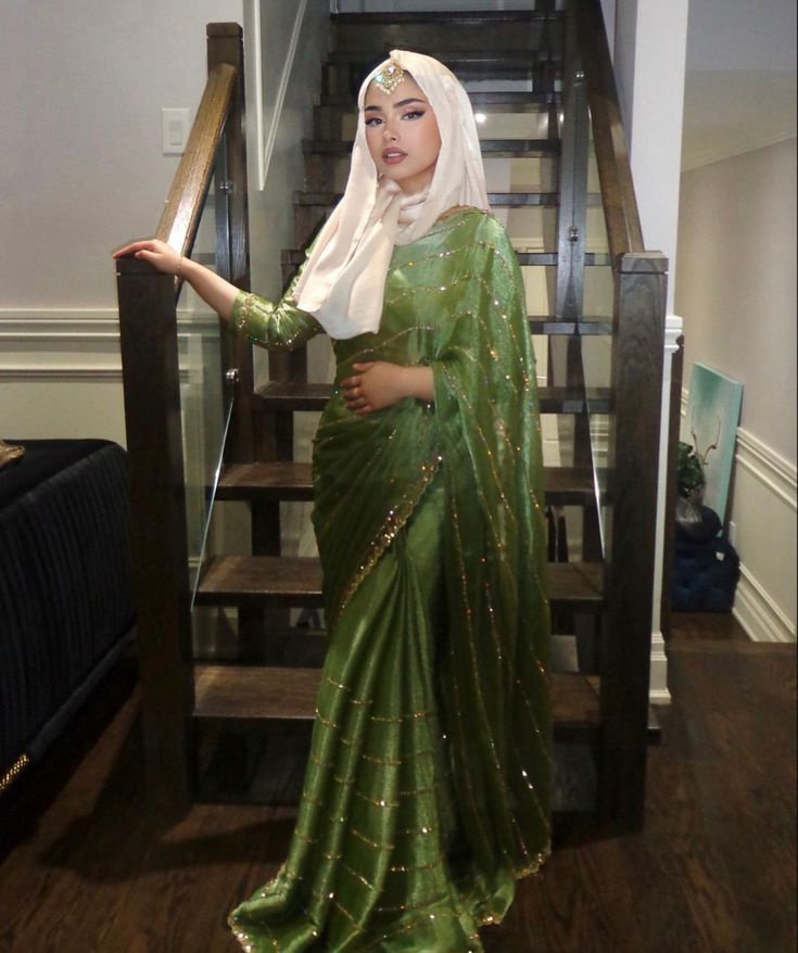 Saree With Head Covered, Saree In Hijab, Desi Muslim Outfit, Hijabi Desi Wedding Outfits, Desi Fits With Hijab, Desi Hijabi Wedding, Desi Clothes With Hijab, Hijabi Saree Aesthetic, Modest Saree Hijab