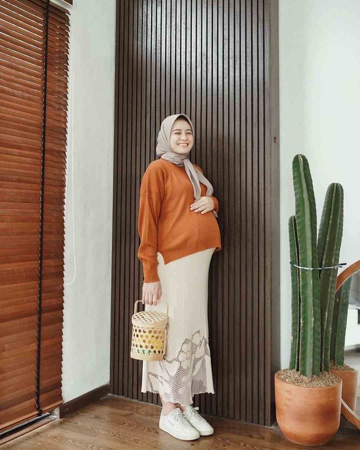 10 Inspirasi Hijab Helmi Nur Sifah, Tetap Stylish Walau Punya Anak , Selebgram Helmi Nur Sifah atau kerap disapa Amy menarik perhatian dengan gaya berpakaiannya yang kece. Sebelum menikah, saat , https://www.dailysia.com/10-inspirasi-hijab-helmi-nur-sifah-tampak-stylish-dan-mempesona/ Outfit Pregnant Hijab, Maternity Hijab Outfit, Muslim Pregnancy Outfits, Hijab Maternity Outfits, Hijab Pregnancy Outfits, Pregnancy Outfits Hijab, Muslim Maternity Photoshoot, Outfit Hamil, Maternity Shoot Outfit