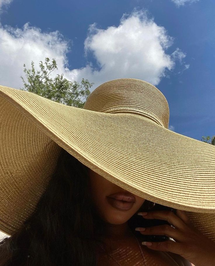 Vacay Pictures, Big Sun Hat, Woman On Beach, Greece Outfit, Vacation Hat, Hawaii Outfits, Black Femininity, Sky Background, Pic Pose