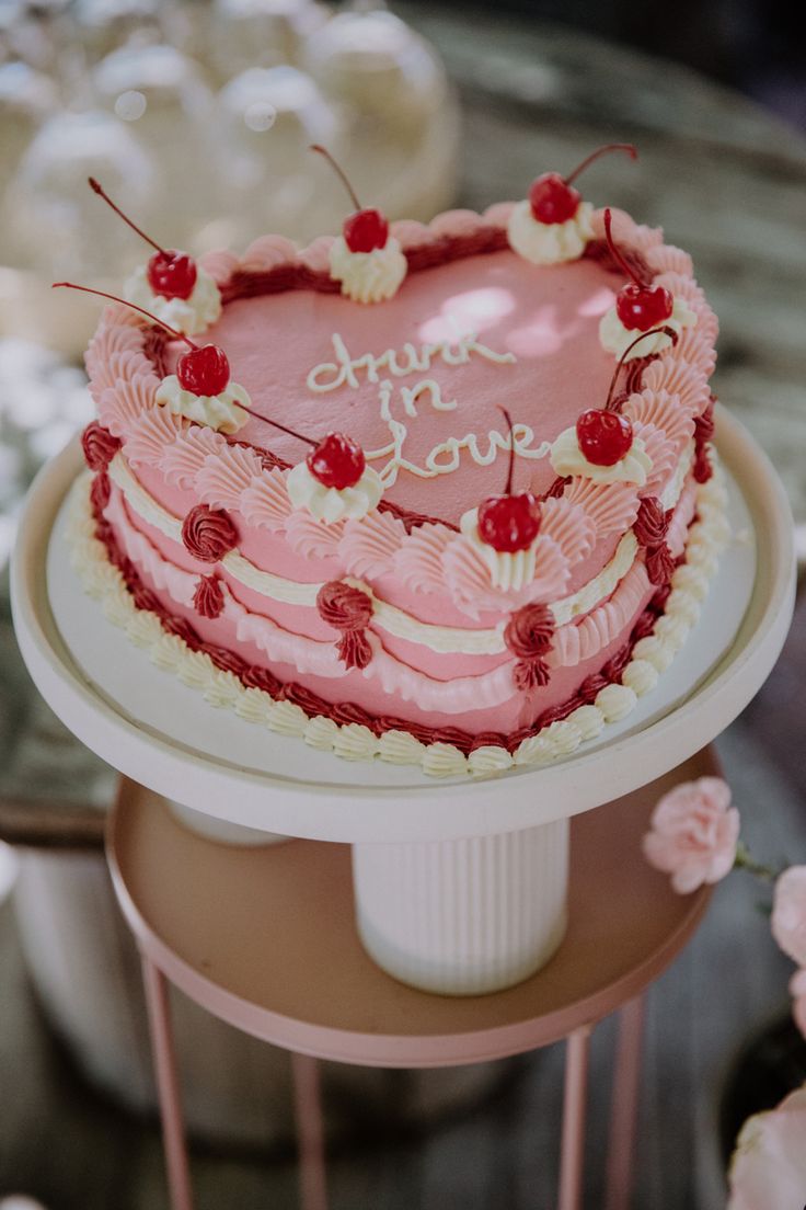 Pink and Red vintage cake Bachelorette Party Cake Ideas, Bachelorette Party Desserts, Party Cake Ideas, Hen Party Cakes, Classy Hen Party, Hens Party Themes, Classy Bachelorette Party, Bachelorette Cake, Pink Bachelorette