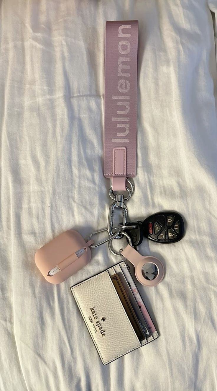 Keychain Lanyard Aesthetic, Car Keys Lululemon, Elegant Car Accessories, House Keychain Ideas, Phone Accessories Aesthetic, Airpod Keychain Aesthetic, Girly Car Keys, Classy Car Decor, Car Keychain Aesthetic Ideas