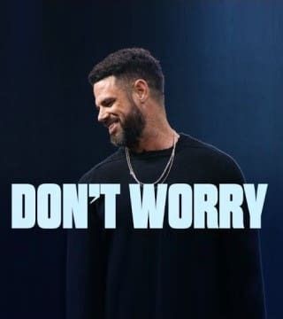 a man standing in front of a blue background with the words don't worry on it