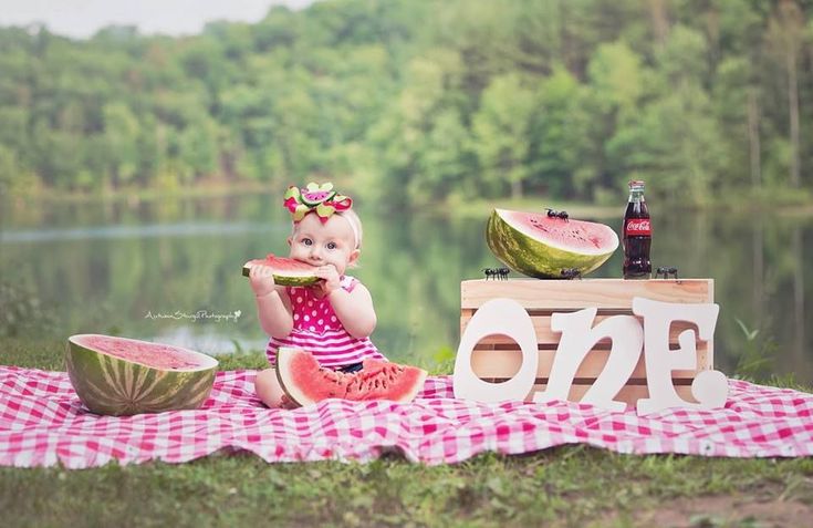 20 First Birthday Photo Shoot Ideas in 2022 Watermelon Birthday Parties, Foto Newborn, 1st Birthday Pictures, 1st Birthday Photoshoot, First Birthday Pictures, First Year Photos, Photo Shoot Ideas, Watermelon Birthday, 1st Birthday Photos