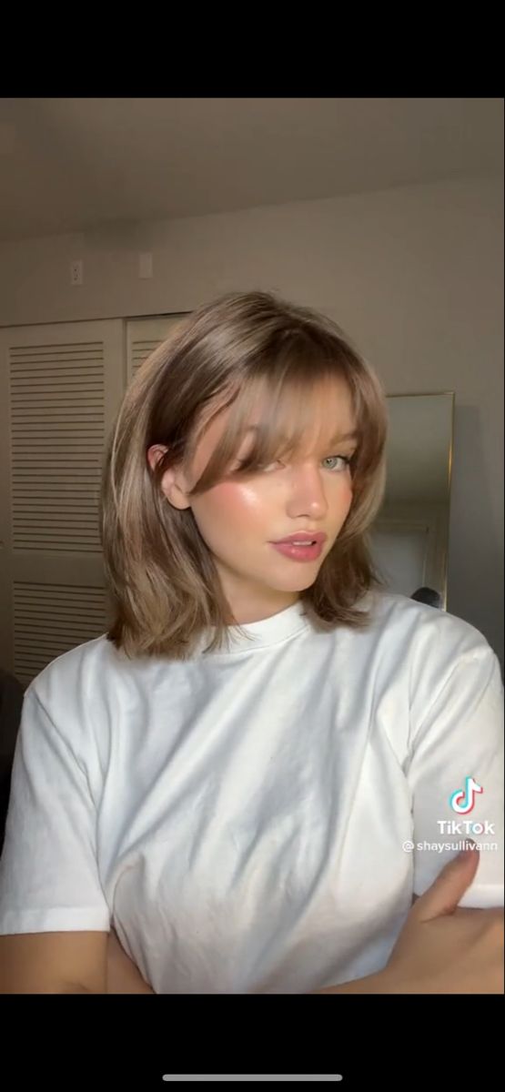 Haircut Recommendation, Half Fringe, Haircut For Naturally Straight Hair, Short Hair Fringe Styles, Face Framing Bangs With Short Hair, Short Front Layers Medium Hair, Soft Layers With Bangs Medium Hair, Short Hair Inspo With Bangs, Layer Hair Shoulder Length