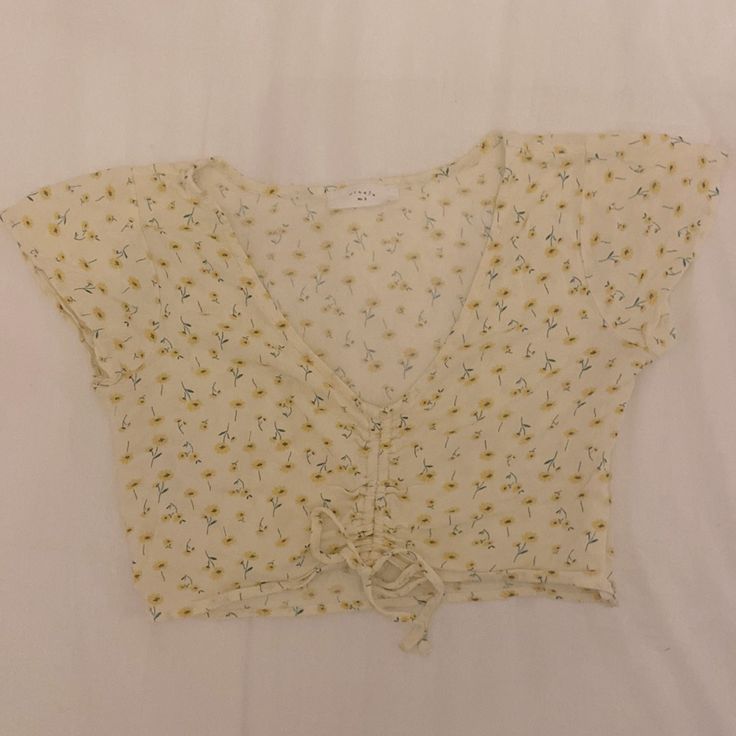 New And Never Worn Cropped Flower Top From Elodie! It Is In Excellent Condition And Cinched At The Bottom! Casual Lemon Print Tops For Spring, Casual Summer Top With Daisy Print, Casual Daisy Print Top For Summer, Cute Daisy Print Summer Tops, Casual Yellow Tops With Floral Print, Yellow Floral Print Top For Spring, Spring Yellow Floral Print Top, Summer Floral Print Top, Fitted Sunflower Print Top For Spring