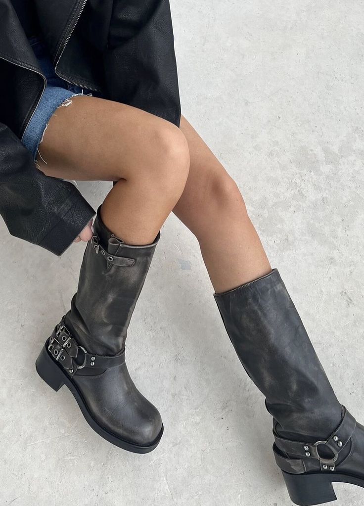 Buckle Boots Outfit, Moto Boots Outfit, Biker Boots Outfit, Fall Fashion Staples, Festival Boots, Autumn Trends, Summer Boots, Grey Boots, Aesthetic Shoes