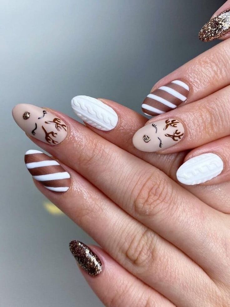 Brown nails with reindeer and stripes Winter Nail Trends, 2023 Nails, Candy Cane Nails, Cute Christmas Nails, Christmas Gel Nails, Nail Candy, Trendy Nail, Winter Nail Designs, Winter Nail