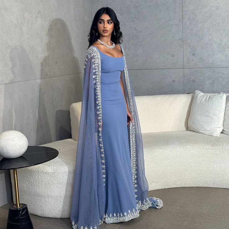 Wir präsentieren das Dreamy Vow Luxury Crystal Blue Mermaid Dubai-Abendkleid mit Cape-Ärmeln, elegantes arabisches Hochzeits- und Partykleid 445. Werten Sie Ihren Abendlook mit diesem atemberaubenden und eleganten Kleid auf, das mit aufwendigen Kristalldetails und einer schmeichelhaften Meerjungfrau-Silhouette aufwartet. Perfekt für Hochzeiten, Galas und andere besondere Anlässe. Dresses With Cape Sleeves, Prom Dresses Long Mermaid, Floor Length Prom Dresses, Blue Evening Dresses, Blue Mermaid, Cape Sleeves, فستان سهرة, Arab Women, Crystal Blue